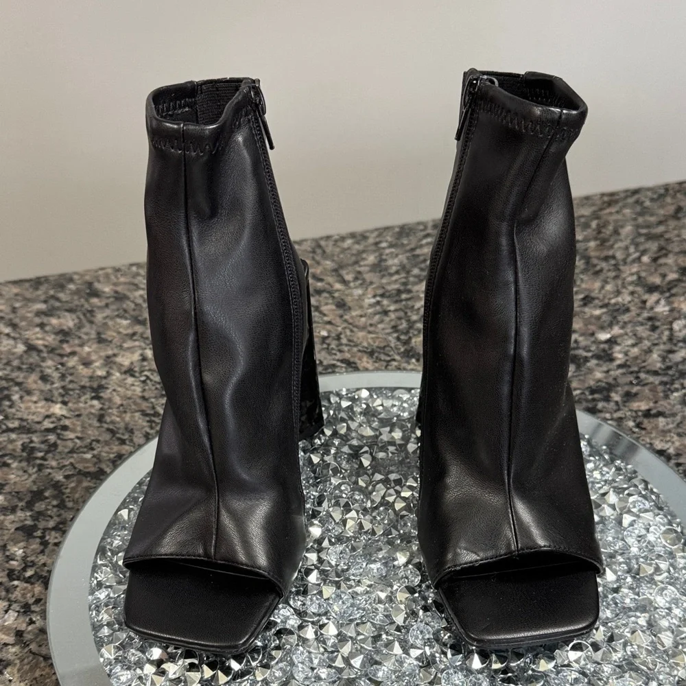 Steve Madden Black Open-Toe triangular Heeled sock Booties MEW 6.5